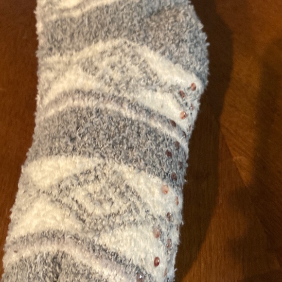 Cuddle duds Cozy Gray and White Socks - Picture 4 of 6